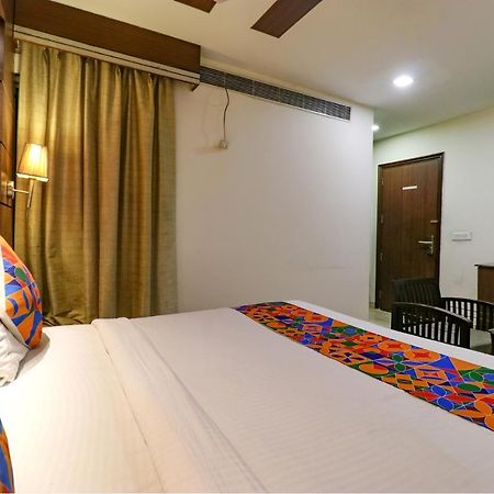 Fabhotel Admire Suites New Delhi Exterior photo